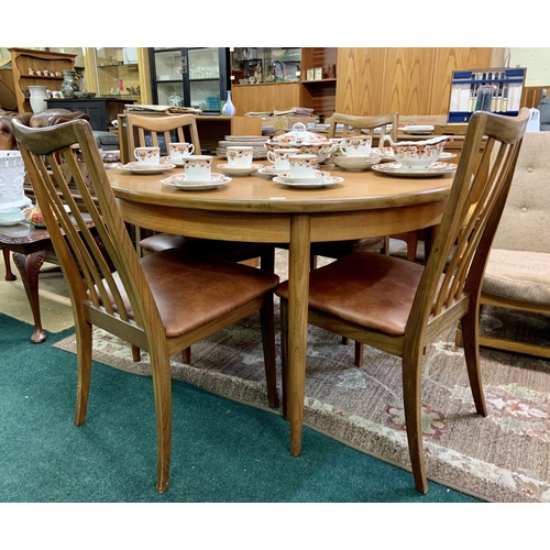 290 - G-PLAN CIRCULAR EXTENDING DINING TABLE AND 4 REXENE SEATED CHAIRS - 120CM DIAMETER CLOSED