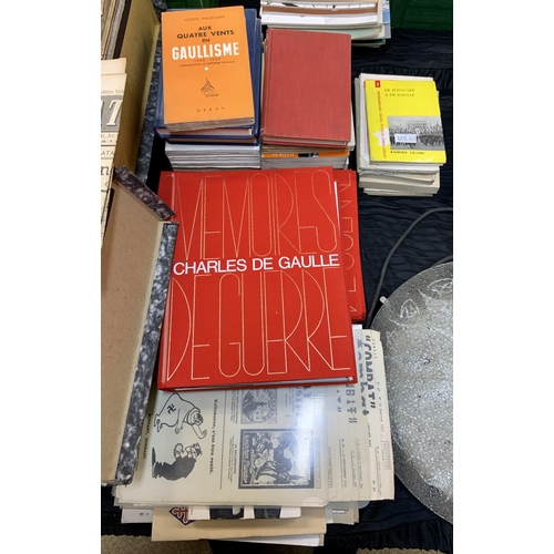 211 - A COLLECTION OF BOOKS AND MAGAZINES REFERRING TO CHARLES DE GAULLE INC 3 VOLS OF EN CE TEMPS LA DE G... 