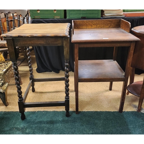 323 - 2X ITEMS OF OAK FURNITURE -VINTAGE OAK WASHSTAND WITH SPLASHBACK & UNDERSHELF AND A SMALL JACOBEAN O... 