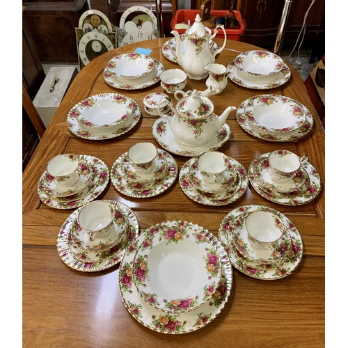 351 - ROYAL ALBERT OLD COUNTRY ROSES DINNER SERVICE 6 DINNER PLATES, 6 SIDE PLATES, 6 SOUP BOWLS, 6 CUPS A... 