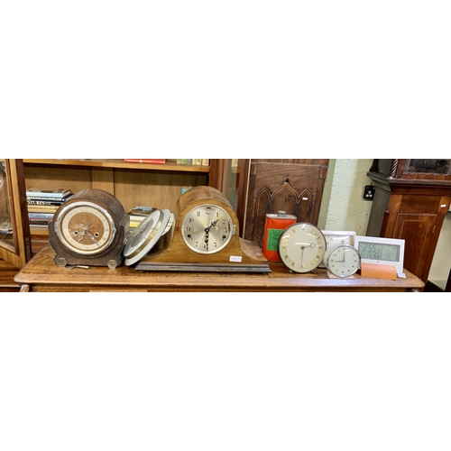 370 - SMALL COLLECTION OF VARIOUS VINTAGE MANTLE CLOCKS, SMITHS, METAMEC ETC