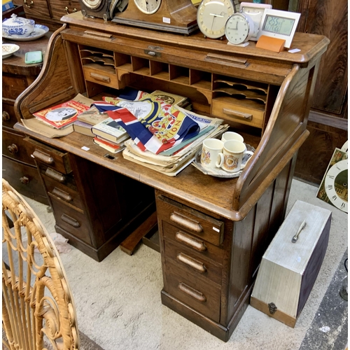 371 - A VINTAGE OAK TWIN PEDESTAL ROLL TOP BUREAU - WITH DAMAGE TO TAMBOUR FRONT