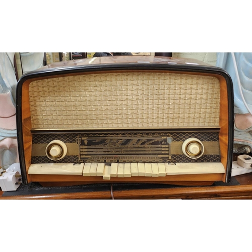 419 - A VINTAGE FERRIT VALVE RADIO (GERMAN?) - TURNS ON -