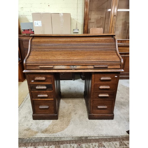 371 - A VINTAGE OAK TWIN PEDESTAL ROLL TOP BUREAU - WITH DAMAGE TO TAMBOUR FRONT