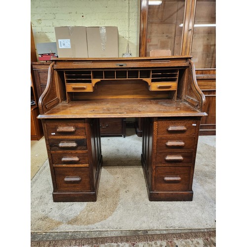 371 - A VINTAGE OAK TWIN PEDESTAL ROLL TOP BUREAU - WITH DAMAGE TO TAMBOUR FRONT