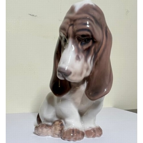 260 - DAHL JENSEN (DJ) 1065 BLOODHOUND PUPPY 14.5 cm - Marked with the Royal Crown and DJ Copenhagen.