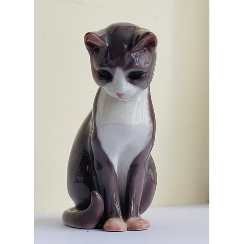 250 - BING & GRONDAHL 2454 CAT FIGURINE -GREY & WHITE - with the three Royal Towers of Copenhagen 11CM