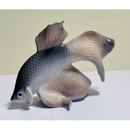 305 - ROYAL COPENHAGEN FANTAIL /ANGEL FISH 3064  Fantail Francis Valdemar Platen-Hallermundt  5 cm