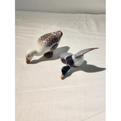 284 - Royal Copenhagen bird 2215 Duck - flying 3 x 7.5 x 6.5 cm Platen Hallermundt together with Royal Cop... 