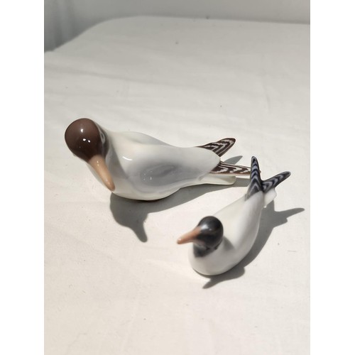 287 - ROYAL COPENHAGEN 1810 SEAGULL BY DAHL JENSEN 5cm by 8cm together with ROYAL COPENHAGEN 2167 seagull ... 