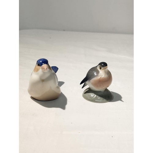 290 - Royal Copenhagen figurine 1040 Finch by A. Nielsen 5cm x 6 cm together with Royal Copenhagen figurin... 