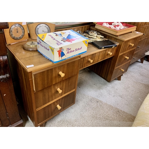 389 - MORRIS OF GLASGOW KNEEHOLE DRESSING TABLE WITH SIX DRAWERS AND ATTACHED MIRROR (TO MATCH PREVIOUS LO... 