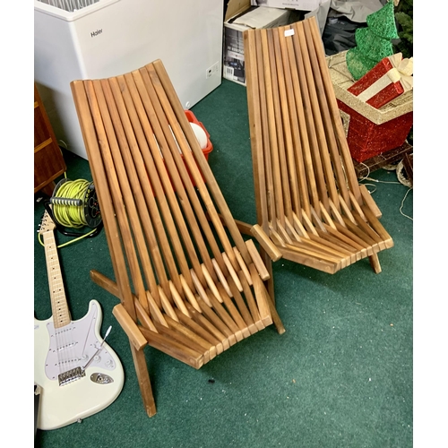 199 - SET OF 2 FOLDING CONTEMPORARY DESIGN TEAK CHAIRS