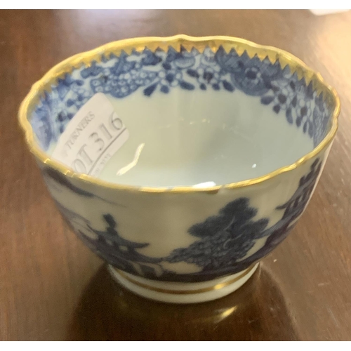 316 - SMALL REPRO. CHINESE TEACUP WITH BLUE & WHITE WITH GILT RIM TO BOWL D.7.5CM/3 - H. 5CM/2