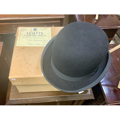 395 - A VINTAGE SCOTT & CO OF BOND ST LONDON BOWLER HAT WITH ORIGINAL BOX - MINT CONDITION C.1968