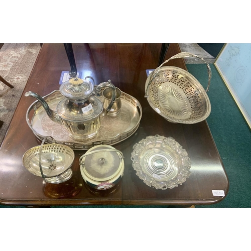 402 - SILVER PLATED WARES INCLUDING A COFFEE POT, TRAY, VARIOUS HANDLED BASKETS, JUGS ETC