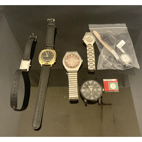 405 - A SMALL COLLECTION OF WRISTWATCHES INCL A MECHANICAL WATCH IN GWO & 4 OTHERS