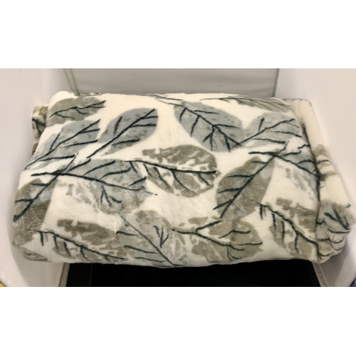 70 - LIFE COMFORT REVERSIBLE PLUSH THROW - LEAF DESIGN