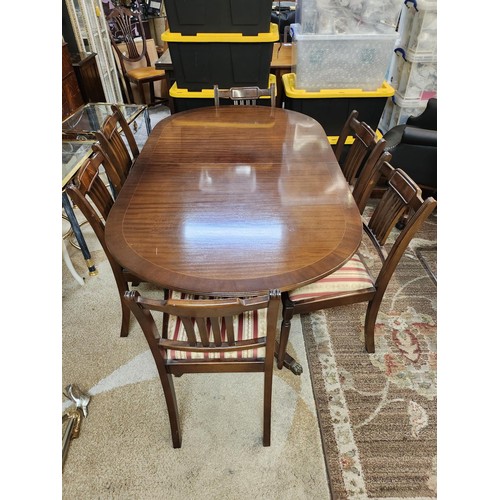 348 - A STRONGBOW MAHOGANY EXTENDING DINING SUITE COMPRISING -AN OVAL EXTENDING DINING TABLE WITH ONE (1) ... 