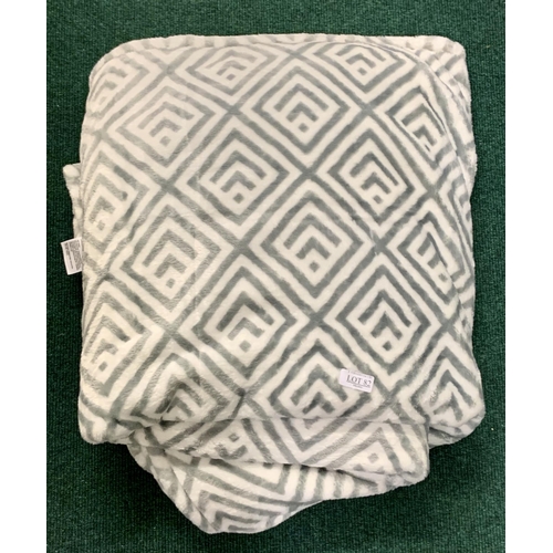 82 - LIFE COMFORT REVERSIBLE PLUSH THROW - GREY CHEVRON DESIGN