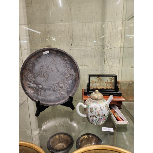 425 - CHINESE/ORIENTAL WARES INCL A COVERED TEAPOT, A SMALL FAN, CORK DIORAMA, CIRCULAR ZINC PLATE