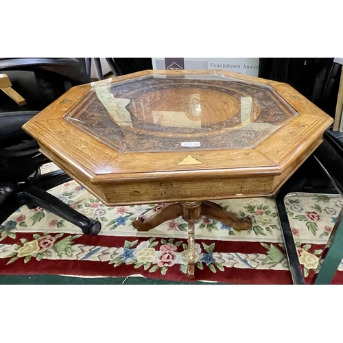 343 - OCTAGONAL BRASS INLAID CENTRE OR OCCASIONAL TABLE WITH INSET GLASS TOPPED ABOVE A CIRCULAR RECESSED ... 