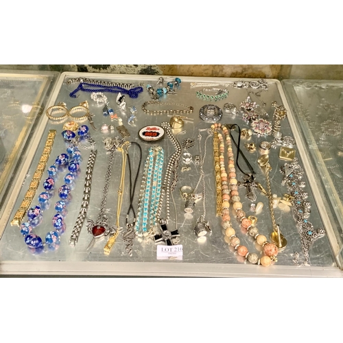 216 - SHELF OF COSTUME JEWELLERY INC. NECKLACES, BRACELETS, EARRINGS AND RINGS AND A BUTLINS VINTAGE 93 BA... 