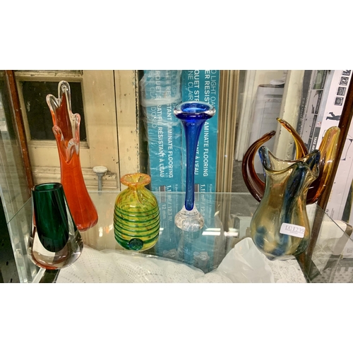 239 - SHELF OF VARIOUS DECORATIVE COLOURED GLASSWARE