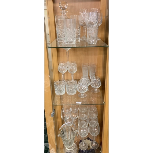 269 - A SMALL COLLECTION OF CRYSTAL GLASSWARE INCL WINES, TUMBLERS, BRANDY BALLOONS, ICE BUCKET AND DECANT... 