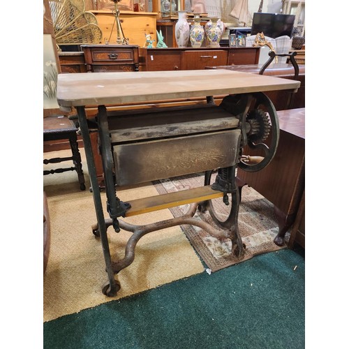 336 - ANTIQUE MANGLE WITH LID TO FORM A TABLE TOP -CAST IRON BASE WITH WINDING ARM - MARKED TO BASE ' C.T.... 