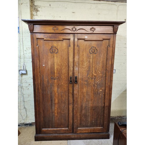 290 - LARGE OAK ARTS & CRAFTS LINEN PRESS WITH 1 SIDE SHELVED AND THE OTHER WITH 4 DRAWERS AND 3 SHELVES