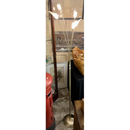 370 - A BRASS FLOOR LAMP WITH FROSTED GLASS SHADES (GWO) - WITH BULBS