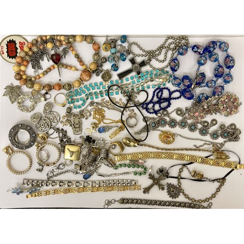 216 - SHELF OF COSTUME JEWELLERY INC. NECKLACES, BRACELETS, EARRINGS AND RINGS AND A BUTLINS VINTAGE 93 BA... 