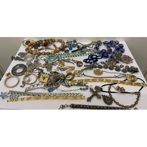 216 - SHELF OF COSTUME JEWELLERY INC. NECKLACES, BRACELETS, EARRINGS AND RINGS AND A BUTLINS VINTAGE 93 BA... 