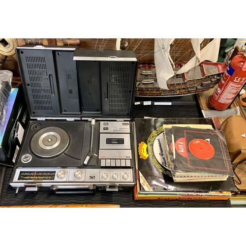 231 - RARE VINTAGE 1960S PORTABLE SANYO 'SUITCASE' STEREO - PAT TESTED.  MAINS OR BATTERY.  TURNTABLE/TAPE... 