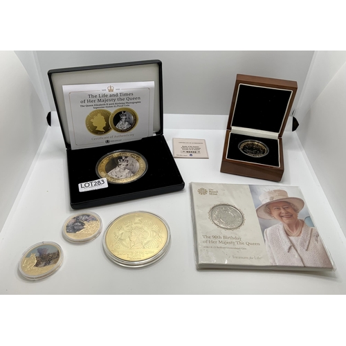 283 - QUEEN ELIZABETH II COMMEMORATIVE COINS - ROYAL MINT UNCIRC. �5 COIN IN CARD, HEIRLOOM COIN LIFE AND ... 