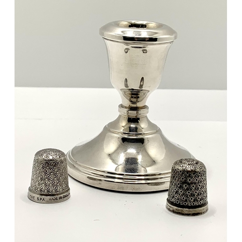 318 - SILVER NAPKIN RING, SILVER WEIGHTED CANDLESTICK AND 2 X SILVER THIMBLES