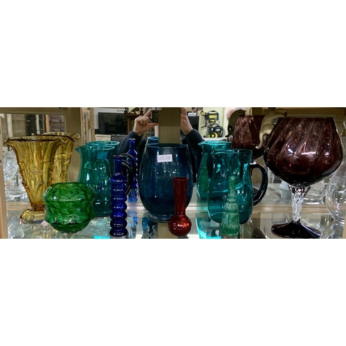 336 - A COLLECTION OF COLOURED GLASSWARES INC. AMBER GLASS VASE, TURQUOISE GLASS JUGS, MILK GLASS TANKARD,... 