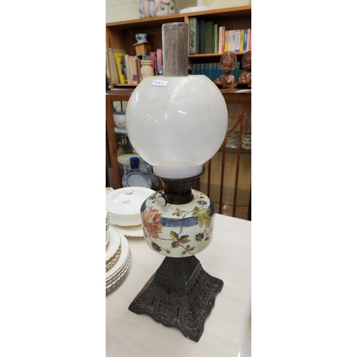 289 - A VINTAGE PARAFFIN LAMP WITH SHADE