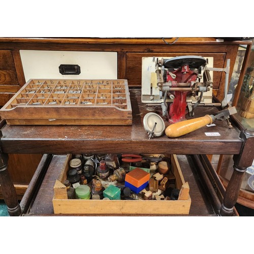 298 - A VINTAGE ADANA PRINTING PRESS WITH 2 TRAYS OF LEAD LETTERING AND A TRAY OF VARIOUS INKS