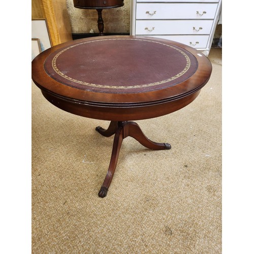 189 - BERESFORD AND HICKS OF ENGLAND CIRCULAR LEATHER TOPPED COFFEE TABLE ON TRIPOD BASE