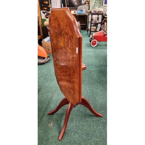 195 - SNAP TOP SIDE TABLE - BURR WALNUT STYLE FINISH TO TOP ON QUATREFOIL BASE