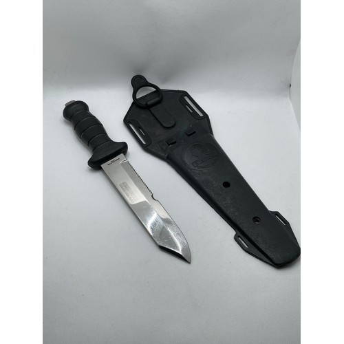 266 - A JAPANESE STAINLESS STEEL DIVERS KNIFE BY DIVE DYNAMICS WITH A BLACK PLASTIC SHEATH AND ELASTIC SEC... 