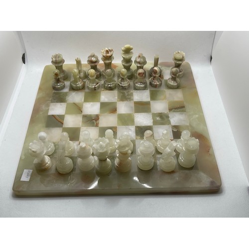 323 - ONYX ORIENTAL CHESS SET & BOARD & CASE complete