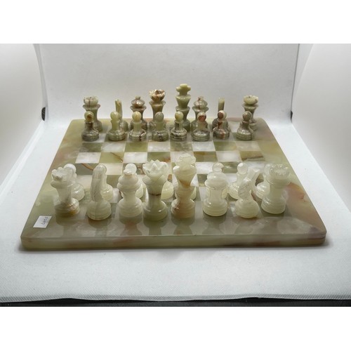 323 - ONYX ORIENTAL CHESS SET & BOARD & CASE complete