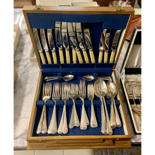 207 - WOODEN CASED CANTEEN OF CUTLERY - EPNS SUPERWEIGHT A90 CANTEEN OF SIX (6) PLACE SETTINGS