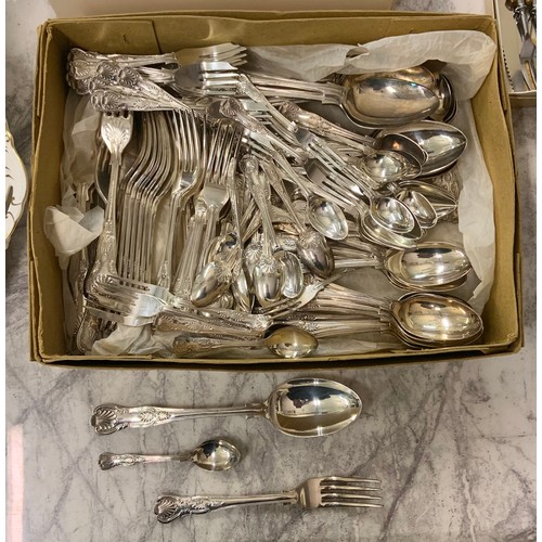 208 - A LARGE QUANTITY OF CUTLERY - SHELL PATTERN CUTLERY BY WALKER & HALL, VINERS, WILLIAM PAGE & OTHERS ... 