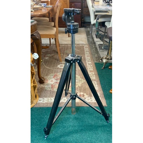 263 - CAMERA TRIPOD