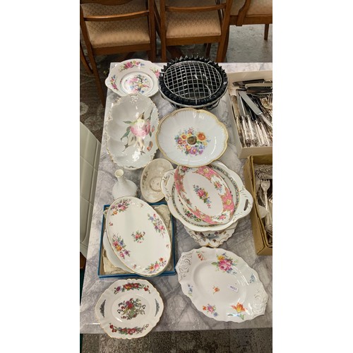 280 - A COLLECTION OF VINTAGE FLORAL ENGLISH STAFFORDHIRE BONE CHINE DISHES, TRINKETS ETC. INCL COALPORT, ... 