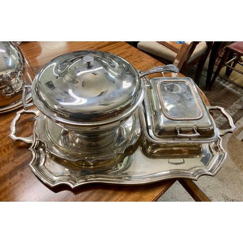 303 - MISCELLANEOUS PLATED WARES INCL: CIRCULAR TRAY, LARGE TRAY, CAVALIER SERVING DISH & LID, A LADLE, OL... 